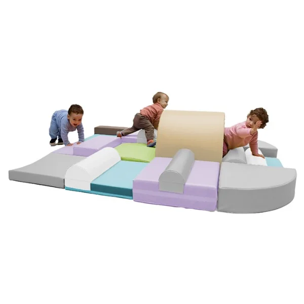 enfants explorant leurs mouvements librement sans aide adulte